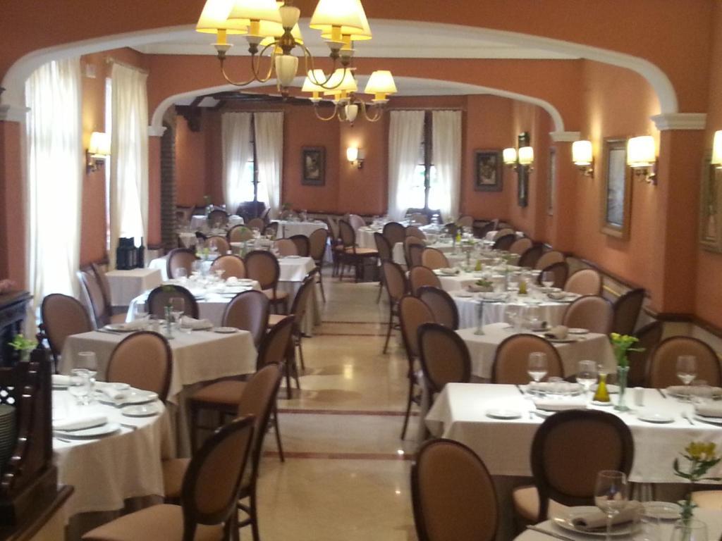 Hotel Manolo Mayo Los Palacios Y Villafranca Zewnętrze zdjęcie