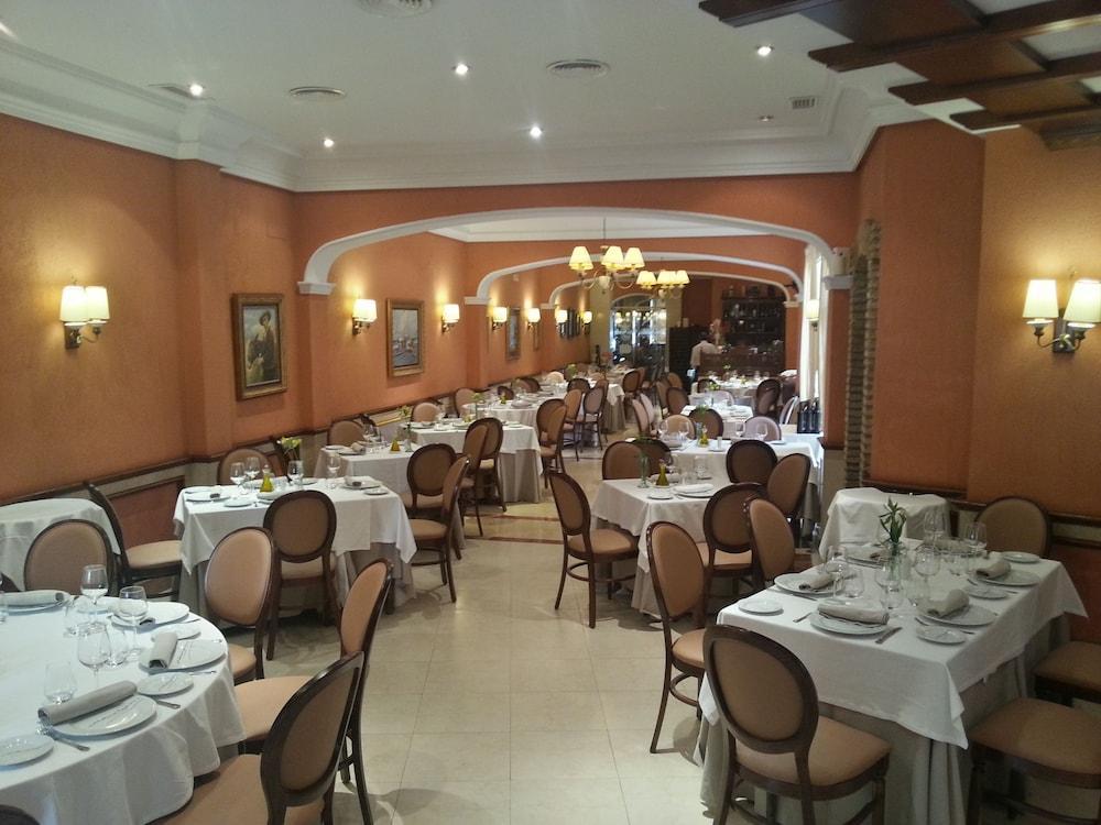 Hotel Manolo Mayo Los Palacios Y Villafranca Zewnętrze zdjęcie