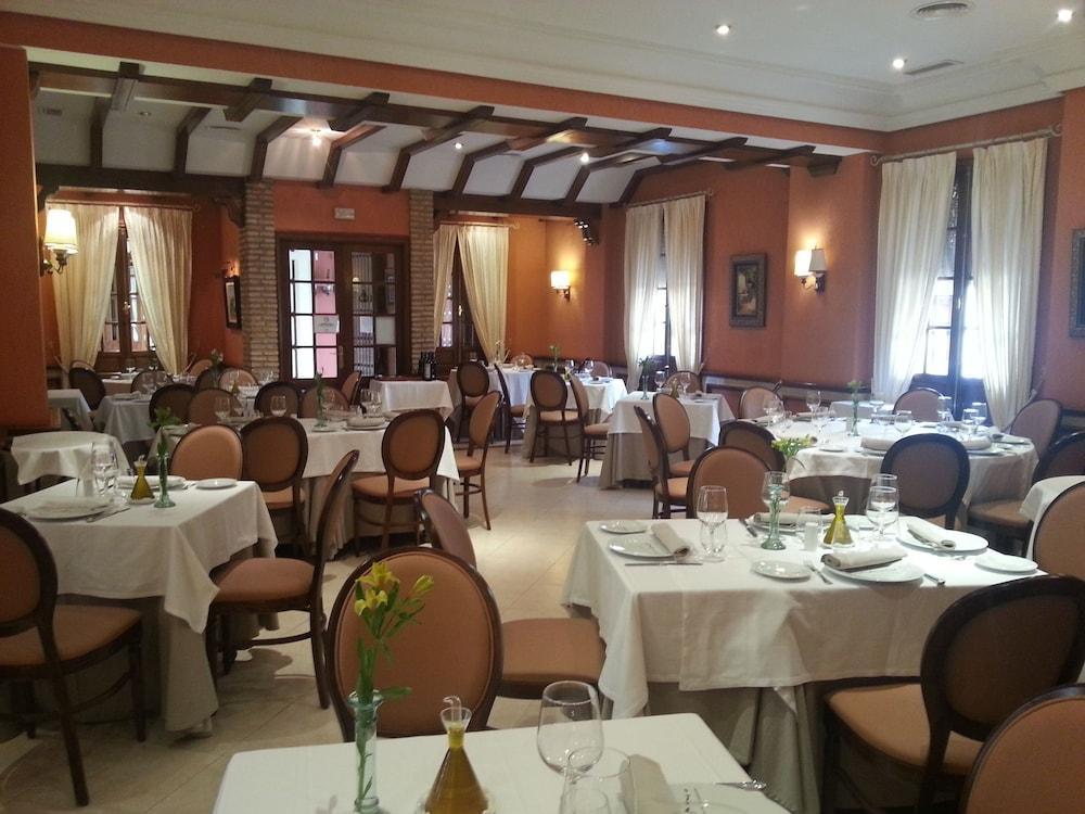 Hotel Manolo Mayo Los Palacios Y Villafranca Zewnętrze zdjęcie